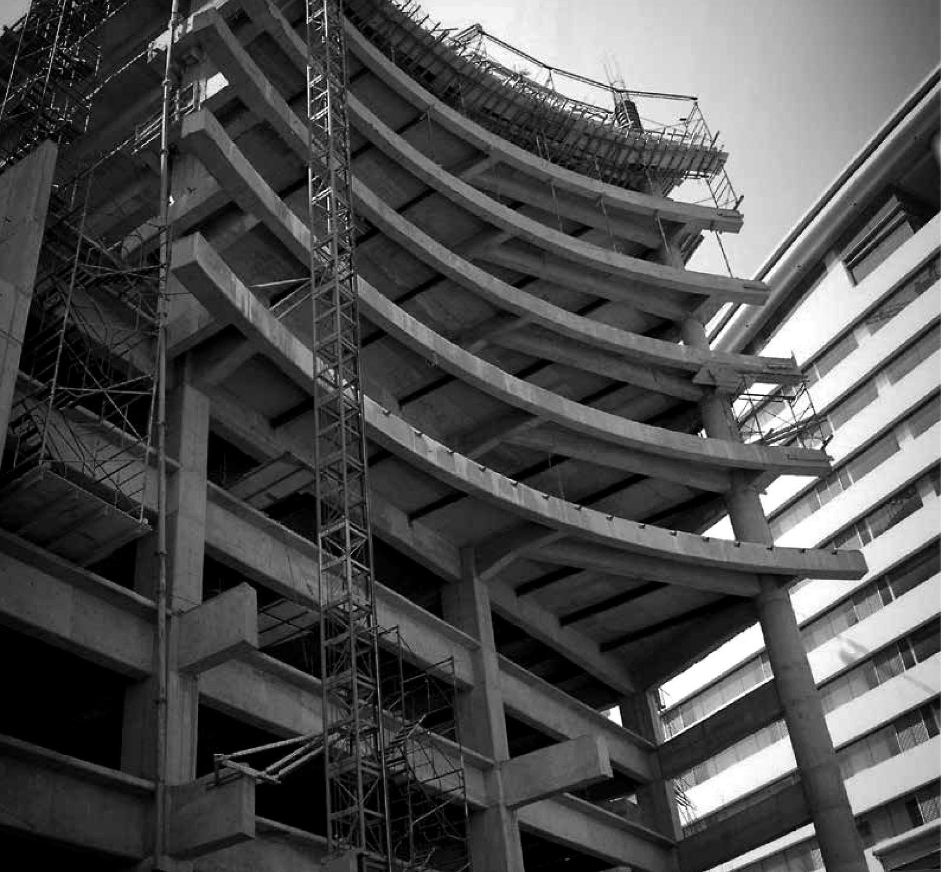Estructura curva de concreto en construcción